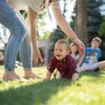 母親に守られている子ども