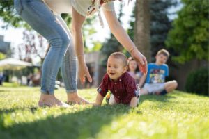 母親に守られている子ども